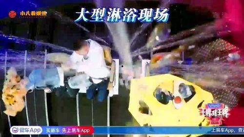 岳云鹏淋雨吃瓜视频,意外成为网友热议焦点